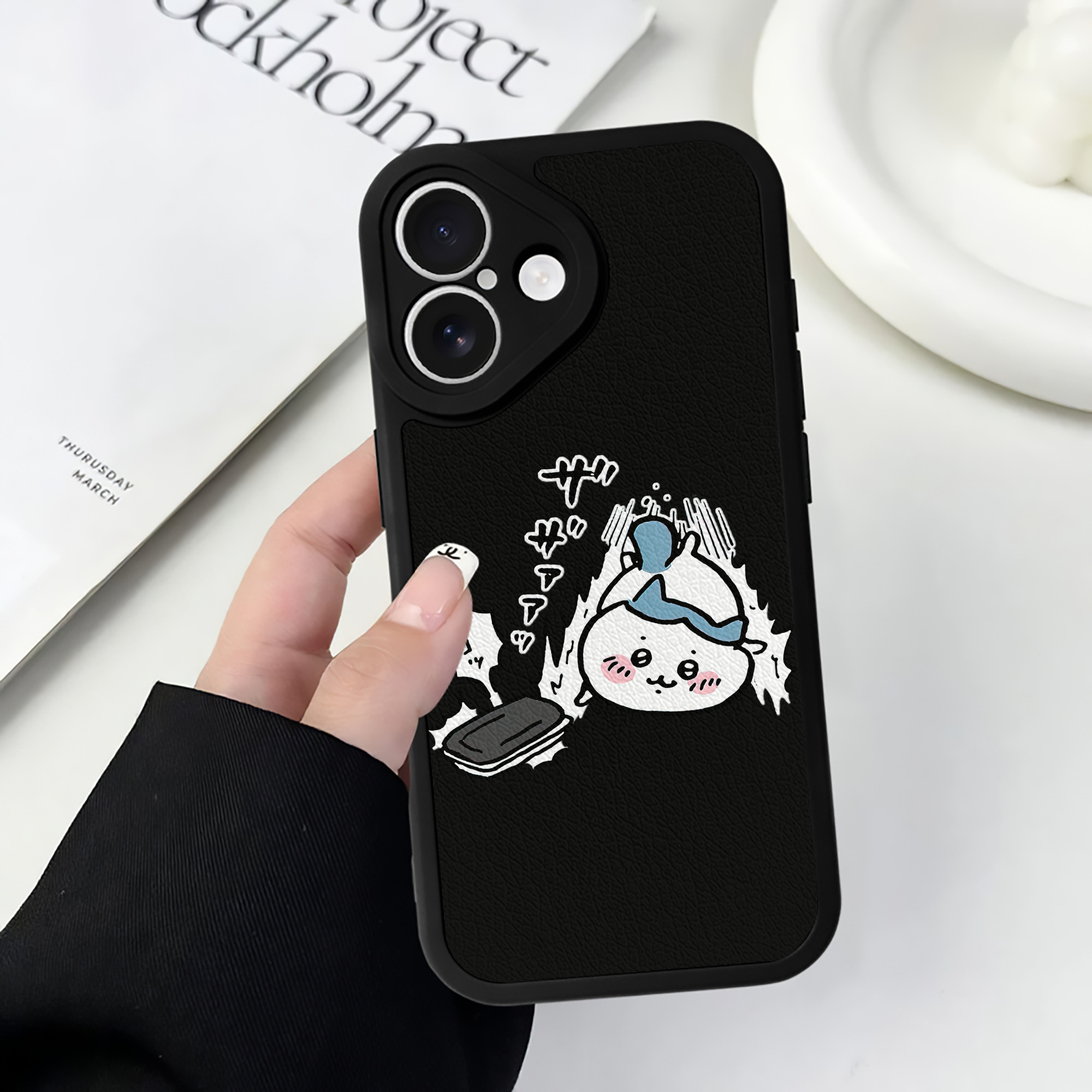 （画像用） ちいかわ ハチワレ Chii-kawa hachiware 【iPhone 16シリーズ対応】シリコンスマホケース（レザー調） 材質：シリコン